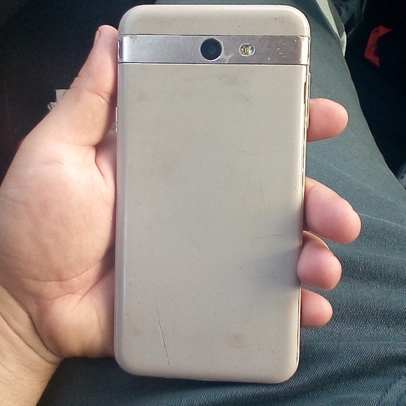 Samsung cell phone - Picture 2 of 2